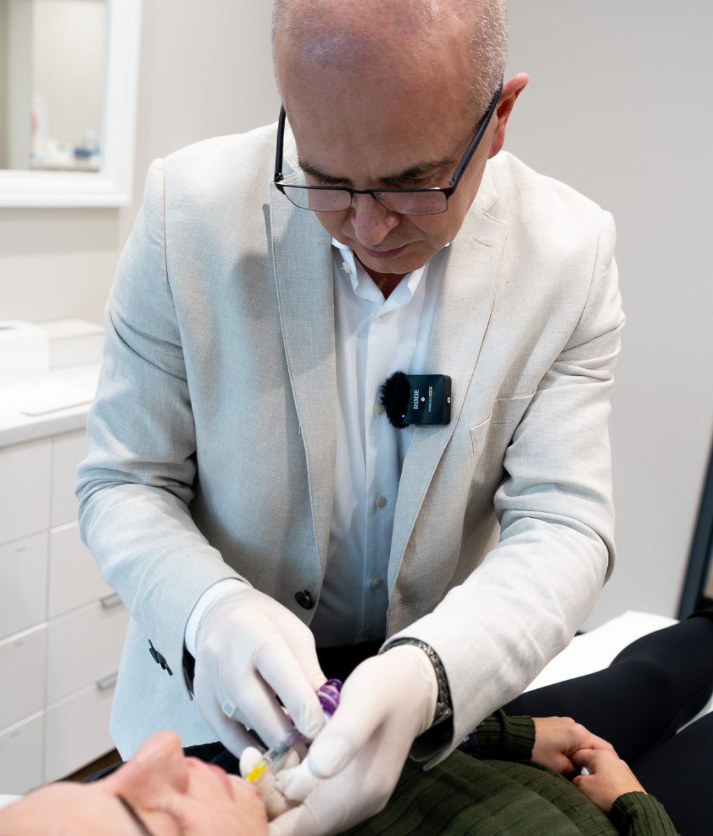 Arts voert een behandeling uit.