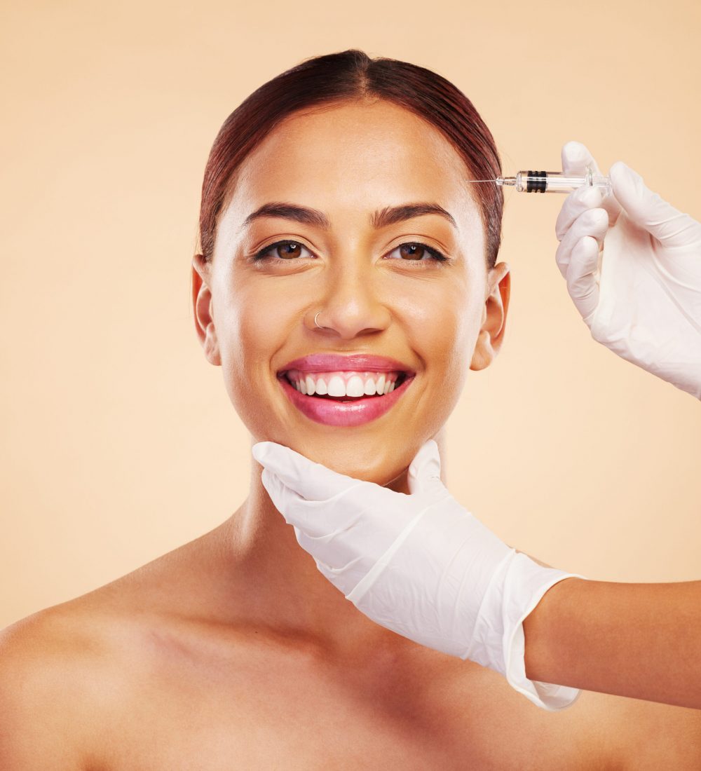 Eine Patientin lächelt während einer ästhetischen Behandlung mit einer feinen Injektion im Gesichtsbereich. Das Bild symbolisiert moderne Botox- und Hyaluronbehandlungen bei Festhetic Medical Düsseldorf für ein natürlich verjüngtes Erscheinungsbild.