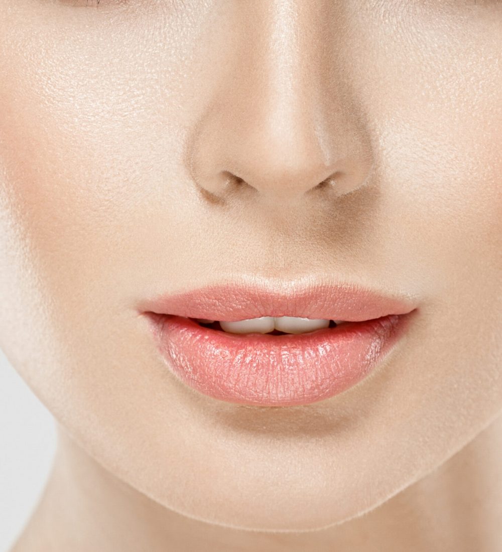 Nahaufnahme gepflegter, natürlich geformter Lippen einer Frau. Das Bild symbolisiert ästhetische Lippenbehandlungen mit Hyaluron bei Festhetic Medical Düsseldorf für harmonische, natürliche Ergebnisse.